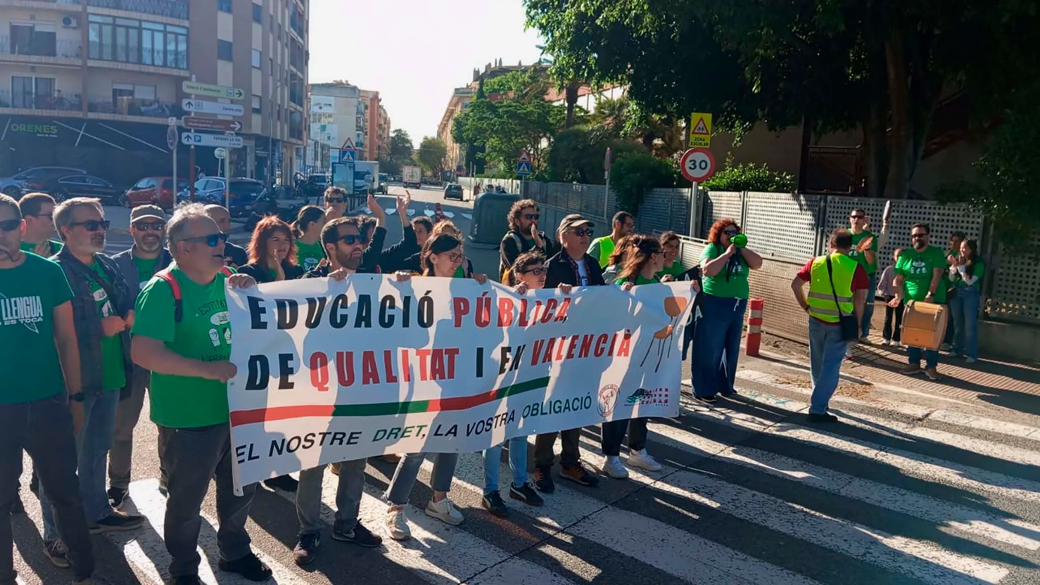 huelga de docentes de la marina alta el lunes 11 de mayo en la entrada de denia