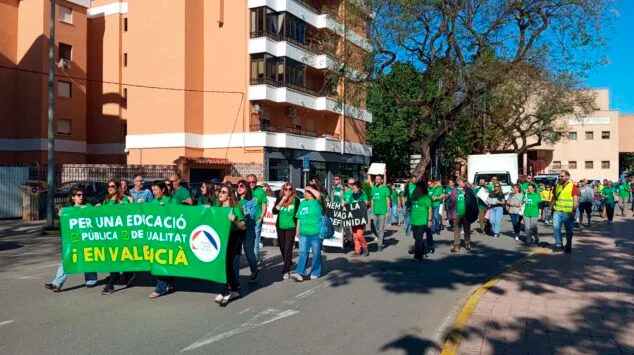 Imagen: Huelga docente en la Marina Alta el 11 de mayo en una concentración en Dénia