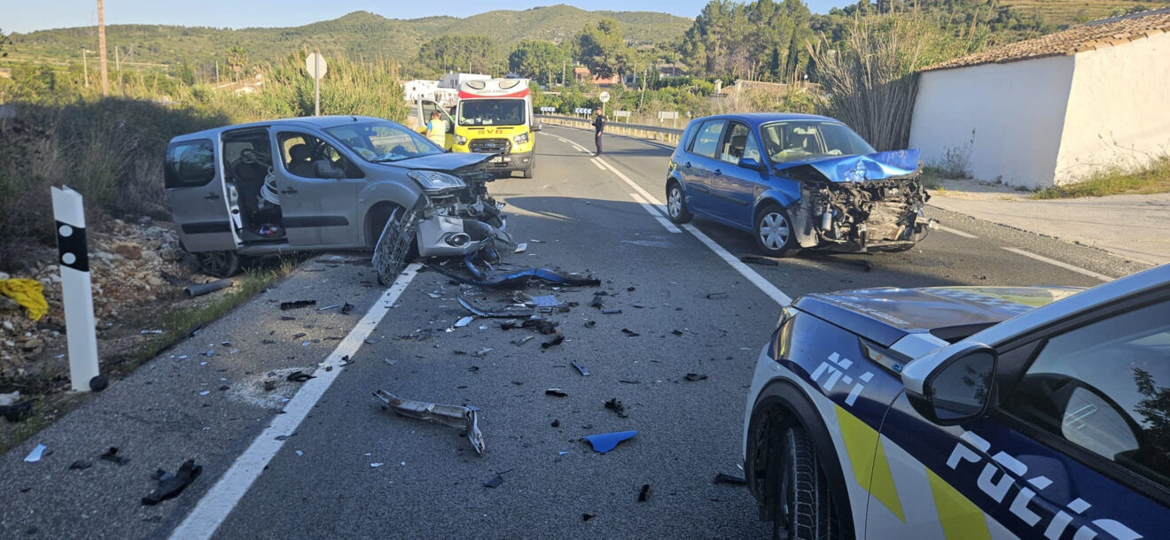 Imagen del accidente entre dos vehículos en la N-332 entre Teulada Moraira y Gata de Gorgos de la Policía Local de Gata de Gorgos