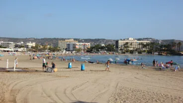 Banderas Azules 2026 en la Marina Alta: todas las playas y novedades por municipios 43 imagen del arenal de xabia con gente y agua turquesa