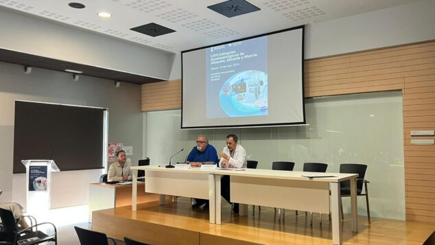 Imagen: Mesa de presentación en los LXVI Coloquios Anestesiológicos en el Hospital de Dénia