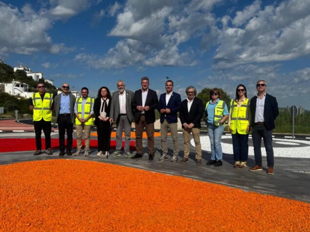 Imagen: Fotografía de grupo de autoridades políticas y técnicos en la inauguración de las nuevas rotondas y accesos a Monte Pego en la CV-700.