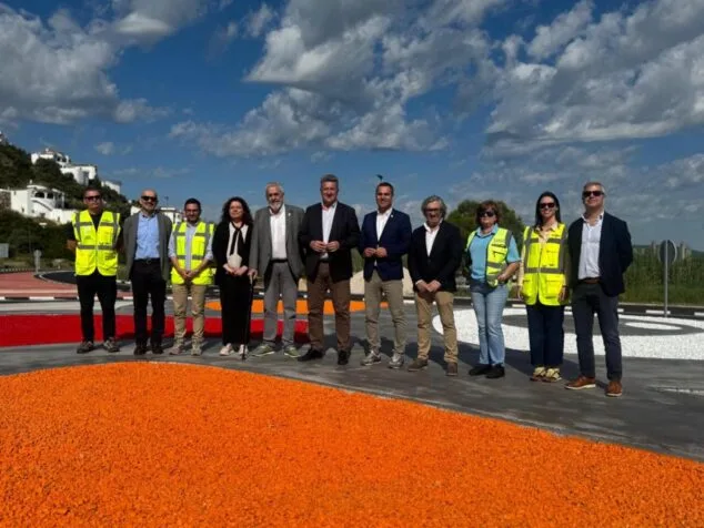 Imagen: Fotografía de grupo de autoridades políticas y técnicos en la inauguración de las nuevas rotondas y accesos a Monte Pego en la CV-700.