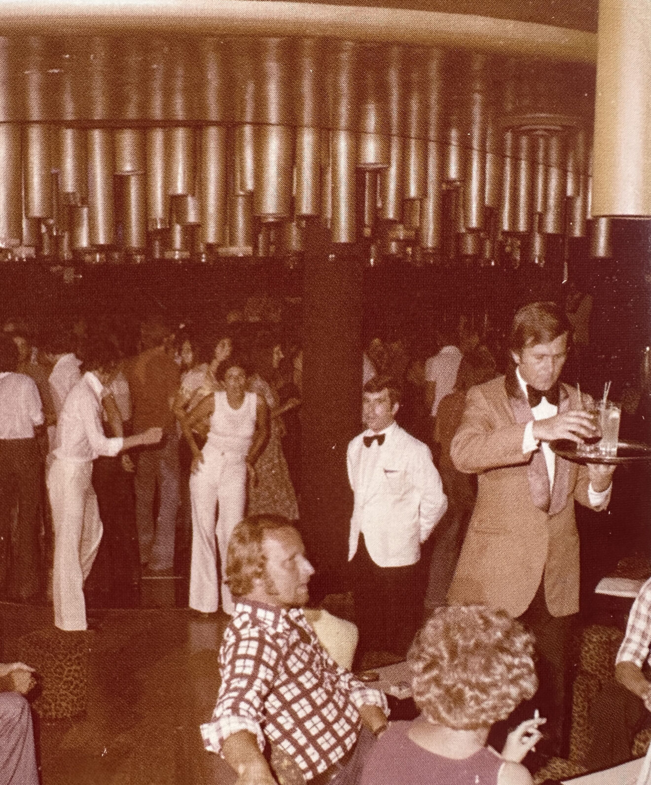 Interior de La Felicidad en Dénia durante una fiesta - Imagen del libro '150 anys de música i ball a la Marina Alta'