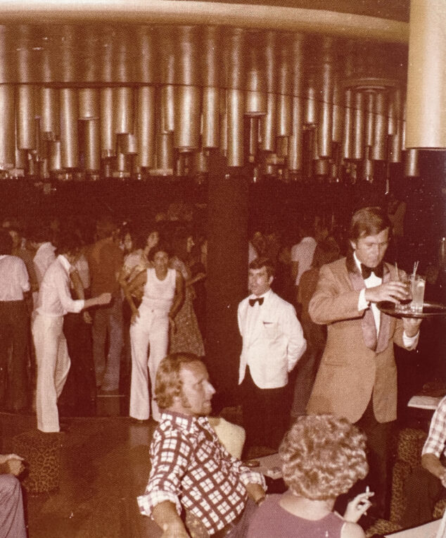 Imagen: Interior de La Felicidad en Dénia durante una fiesta - Imagen del libro '150 anys de música i ball a la Marina Alta'