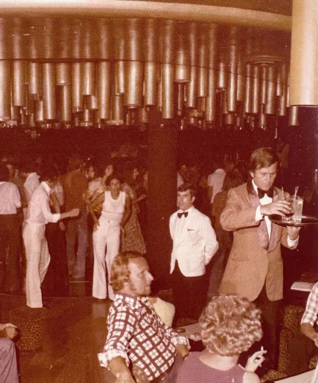 De Caracol a Menphis: la edad dorada de las discotecas en la Marina Alta 8 Imagen: Interior de La Felicidad en Dénia durante una fiesta - Imagen del libro '150 anys de música i ball a la Marina Alta'