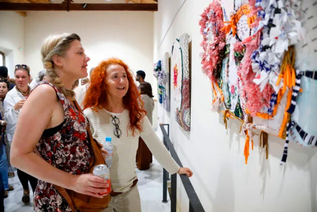Imagen: Jeanne M. Connolly en su exposición 'Torre de Mescles' en El Verger