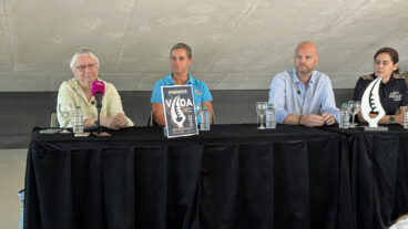 Joana Vila, en representación del Cor La Senieta de Moraira, Tatiana Drostova, del Teulada-Moraira The Lions Club, y Raúl Llobell, alcalde de Teulada