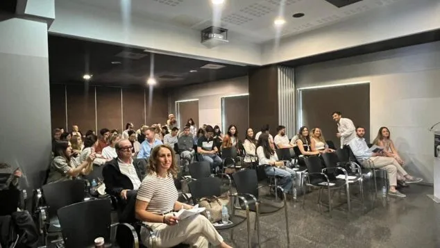 El Hospital de Dénia reúne a un centenar de anestesistas para abordar la seguridad del paciente en situaciones críticas 1 Imagen: Asistentes en una sala de conferencias durante la jornada de anestesiología en Dénia.