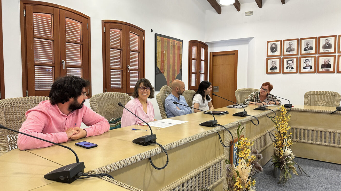 José Monfort, Rosario Caselles, Pere Vicalet, Elena Giner y Àngels Soler en la presentación de Gata'm