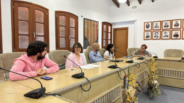 Imagen: José Monfort, Rosario Caselles, Pere Vicalet, Elena Giner y Àngels Soler en la presentación de Gata'm