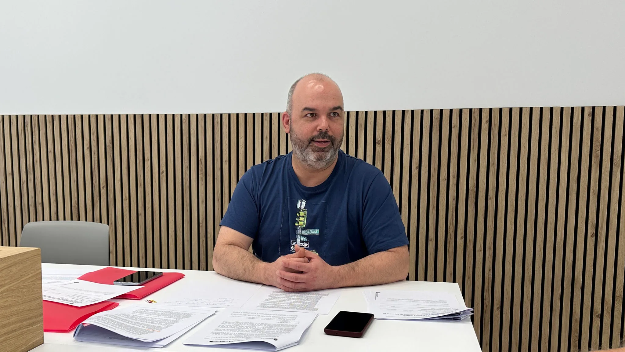 juan carlos mut portavoz del grupo municipal reiniciem benissa durante la rueda de prensa