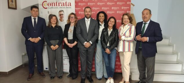 Imagen: Foto de grupo de los ocho miembros del jurado de los Premios CEDMA 2026.