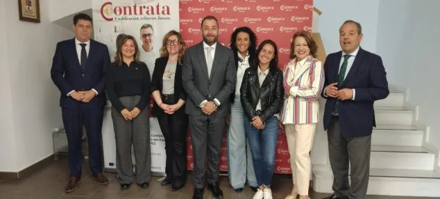 Foto de grupo de los ocho miembros del jurado de los Premios CEDMA 2026.