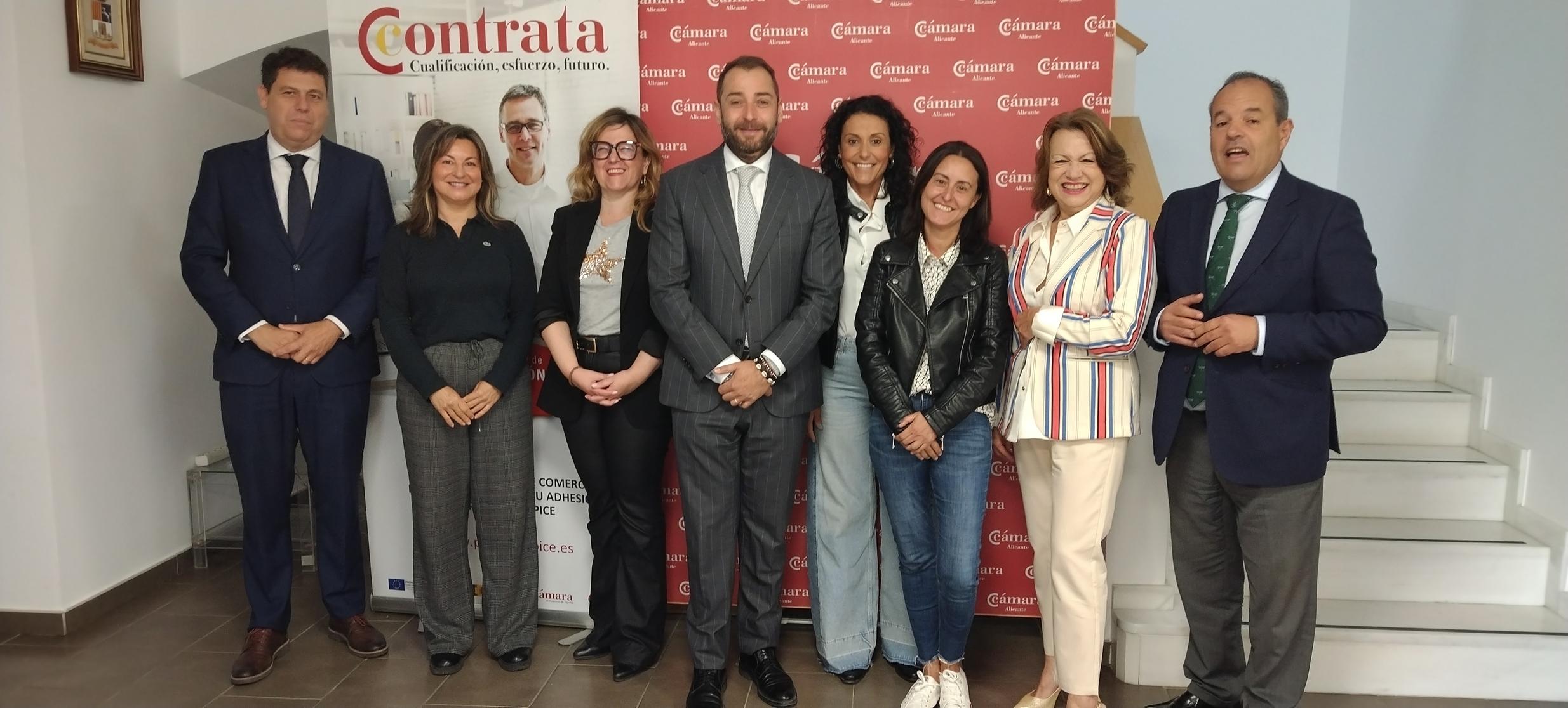 Foto de grupo de los ocho miembros del jurado de los Premios CEDMA 2026.