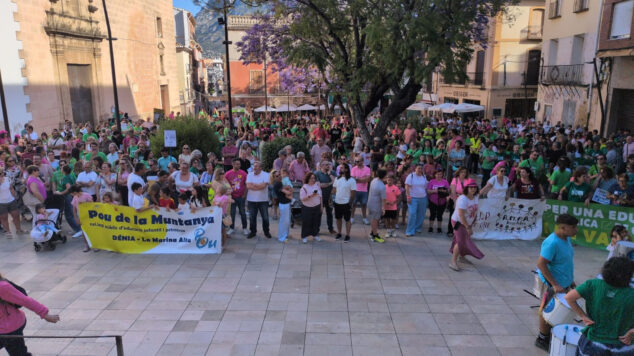 La comunidad educativa de la Marina Alta toma Dénia por la educación pública y en apoyo a la huelga docente 1 Imagen: La comunidad educativa de la Marina Alta toma Dénia por la educación pública y en apoyo a la huelga docente