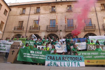 La manifestación toma la plaza del Ayuntamiento de Dénia el tercer día de huelga indefinida de docentes en la Comunitat Valenciana
