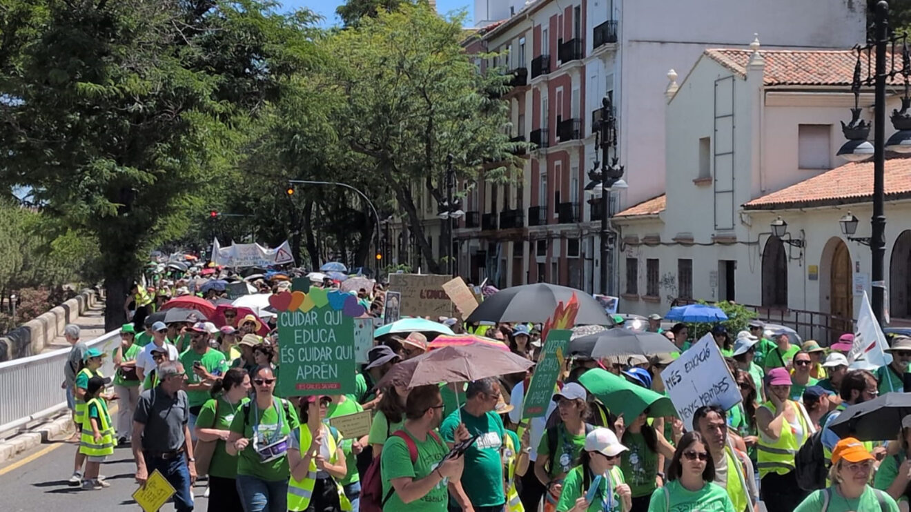 Manifestación de docentes en el Passeig de la Petxina de València el 27 de mayo