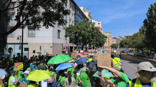 A la espera de la nueva propuesta de Educación: firmas por «microacuerdos», algunos avances y un sindicato desconvoca 3 Imagen: Manifestación de docentes en la calle Guillem de Castro de València el 27 de mayo