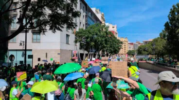 Manifestación de docentes en la calle Guillem de Castro en València el 27 de mayo