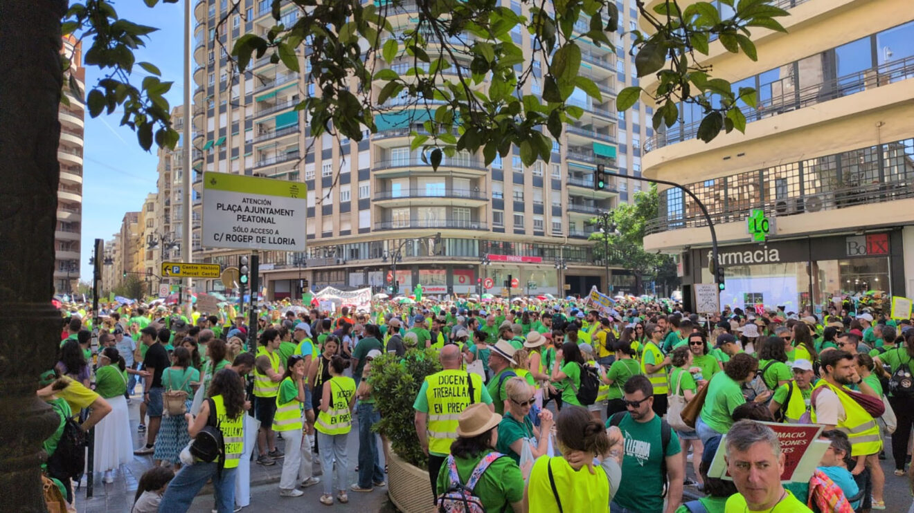 Manifestación de docentes en la Plaça Sant Agustí de València el 27 de mayo
