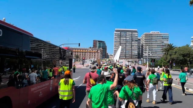 Imagen: Manifestación durante la huelga indefinida de docentes el viernes 22 de mayo en València