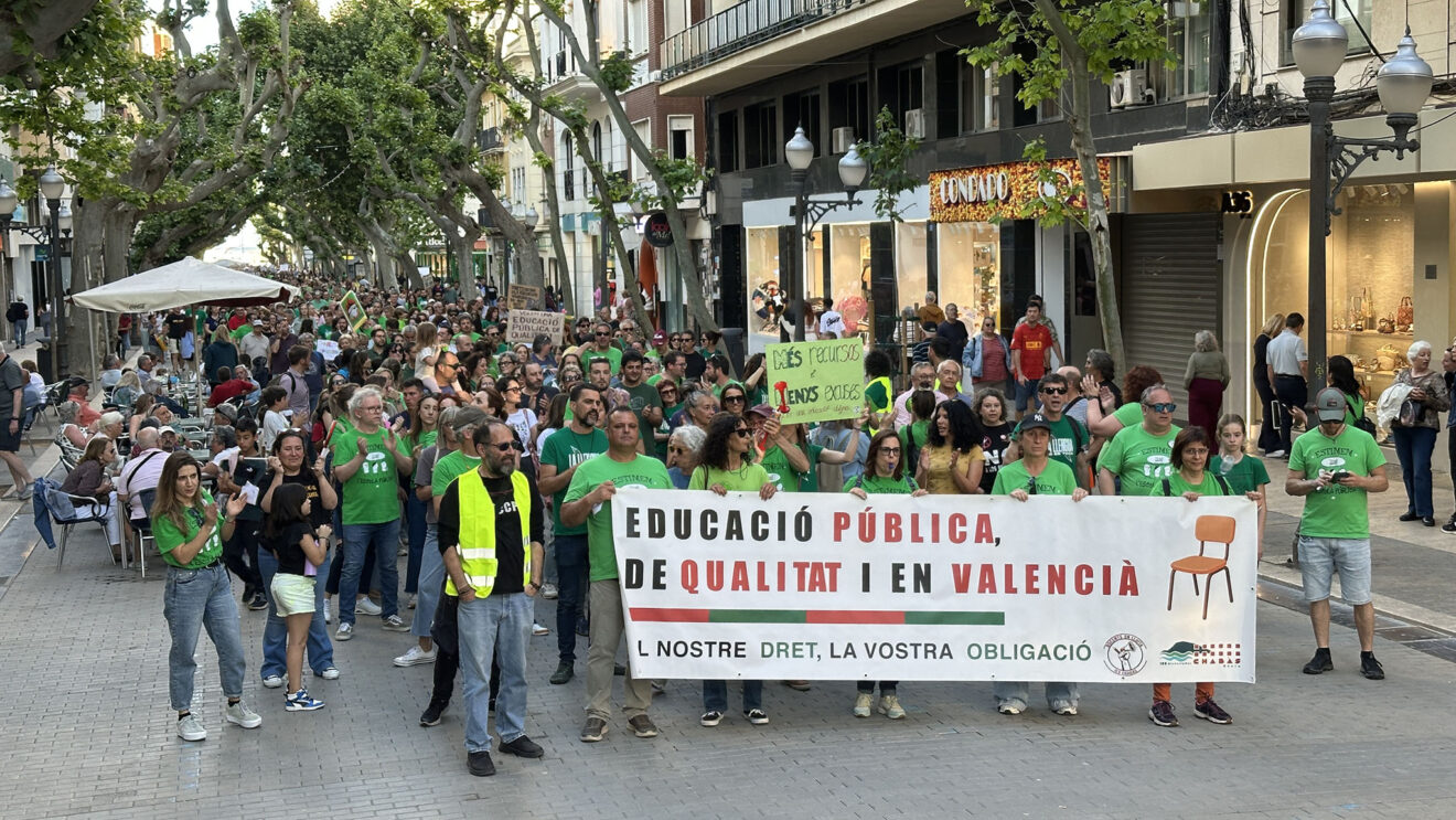 Manifestación en Dénia el tercer día de huelga indefinida de docentes