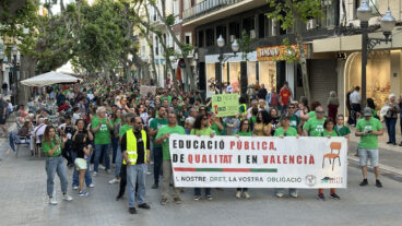 Manifestación en Dénia el tercer día de huelga indefinida de docentes