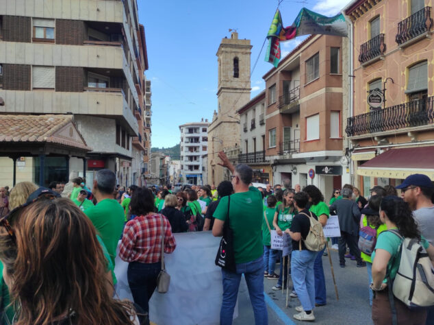 La Marina Alta no afloja: Pedreguer se llena de docentes y familias por la educación pública 6 manifestacion en pedreguer en apoyo a la educacion publica 04