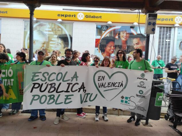 La Marina Alta no afloja: Pedreguer se llena de docentes y familias por la educación pública 7 manifestacion en pedreguer en apoyo a la educacion publica 06