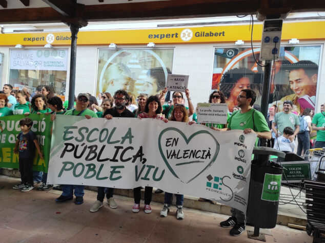 La Marina Alta no afloja: Pedreguer se llena de docentes y familias por la educación pública 11 manifestacion en pedreguer en apoyo a la educacion publica 10