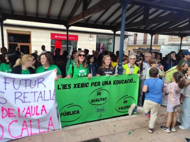 La Marina Alta no afloja: Pedreguer se llena de docentes y familias por la educación pública 13 manifestacion en pedreguer en apoyo a la educacion publica 12