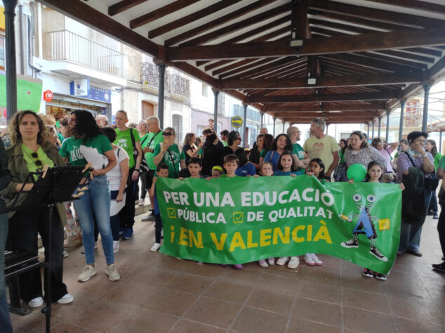 La Marina Alta no afloja: Pedreguer se llena de docentes y familias por la educación pública 14 manifestacion en pedreguer en apoyo a la educacion publica 13