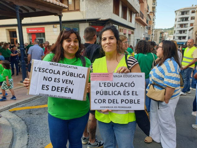 La Marina Alta no afloja: Pedreguer se llena de docentes y familias por la educación pública 18 manifestacion en pedreguer en apoyo a la educacion publica 17