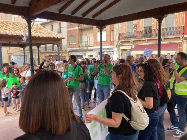La Marina Alta no afloja: Pedreguer se llena de docentes y familias por la educación pública 21 manifestacion en pedreguer en apoyo a la educacion publica 20