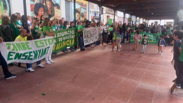 La Marina Alta no afloja: Pedreguer se llena de docentes y familias por la educación pública 47 manifestacion en pedreguer en apoyo a la huelga docente 03