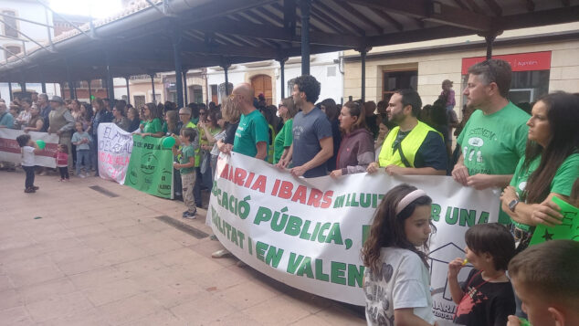 La Marina Alta no afloja: Pedreguer se llena de docentes y familias por la educación pública 48 manifestacion en pedreguer en apoyo a la huelga docente 04