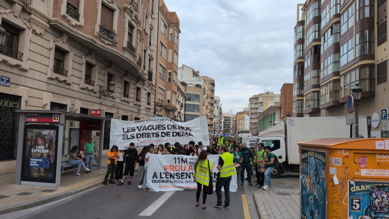 Manifestación en València el 5º día de huelga de docentes 01