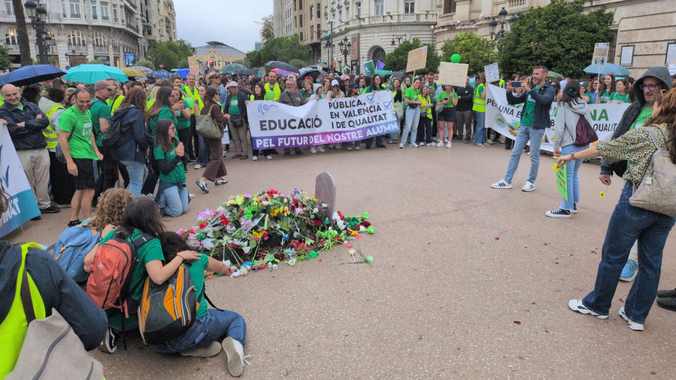 Manifestación en València el 5º día de huelga de docentes 17