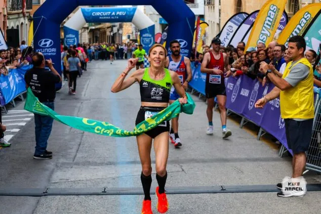 Este sábado llega la XXXIII Cursa Popular Vila de Pedreguer con novedades y una gran fiesta del atletismo 5 Imagen: María Isabel Ferrer cruza la meta ganadora en la Cursa de Pedreguer