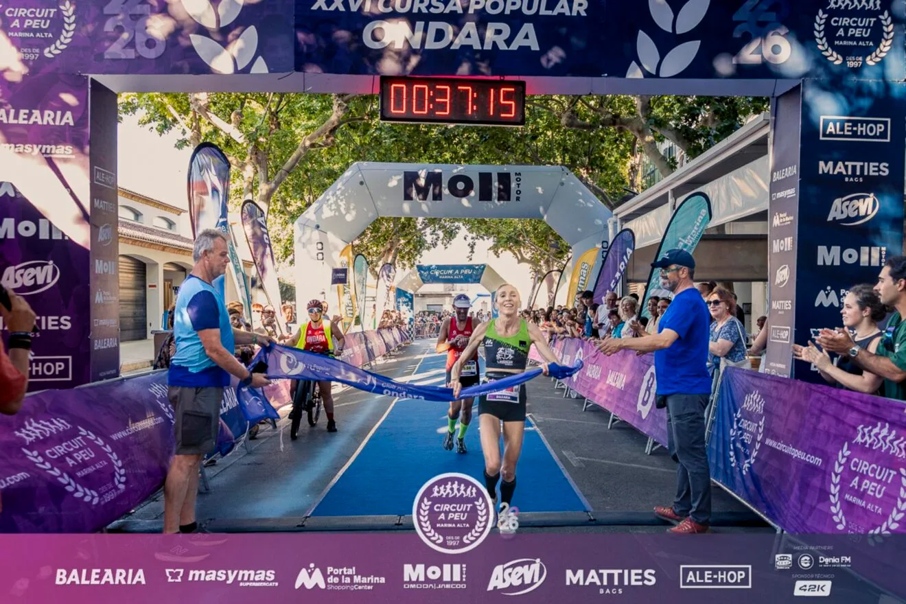 María Isabel Ferrer cruza la meta como vencedora de la Cursa Popular Ondara