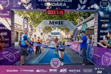 María Isabel Ferrer cruza la meta como vencedora de la Cursa Popular Ondara