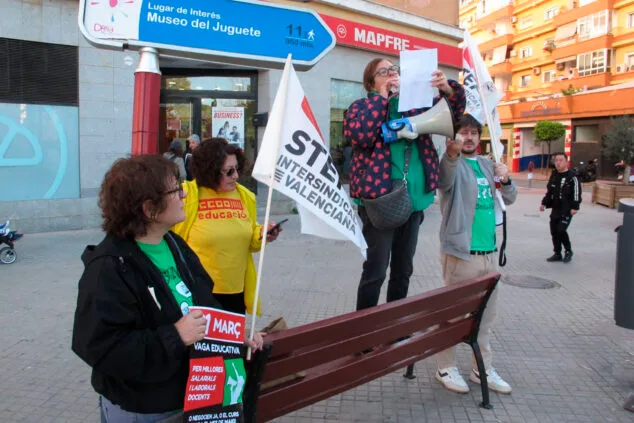 STEPV convoca una asamblea comarcal en Dénia para informar y resolver dudas del profesorado sobre la huelga educativa 1 Imagen: Marta Benavent, representante de STEPV, leyendo el manifiesto del sindicato en la huelga educativa del 31 de marzo 2026