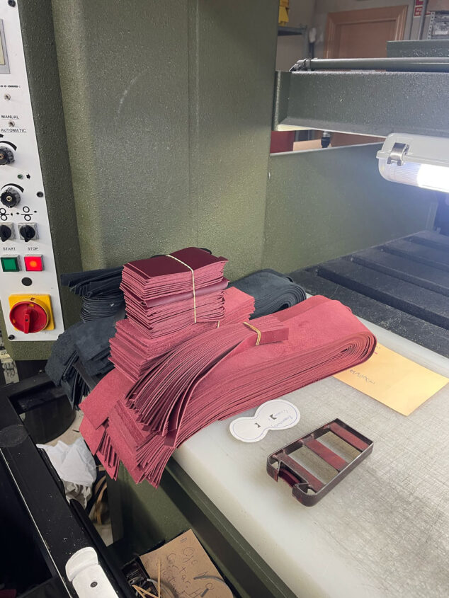 Diseño artesanal y «consumo consciente» desde Xaló: Cristina González y la marca de bolsos que no sigue tendencias 5 Imagen: Material en uno de los talleres que trabaja con Gonter