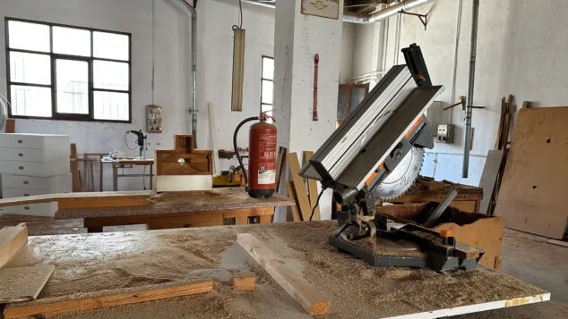 La Marina Alta que fabrica: el sector invisible que puede salvar a la comarca del «monocultivo» turístico 5 Imagen: Mesa de trabajo en una antigua carpintería del Verger