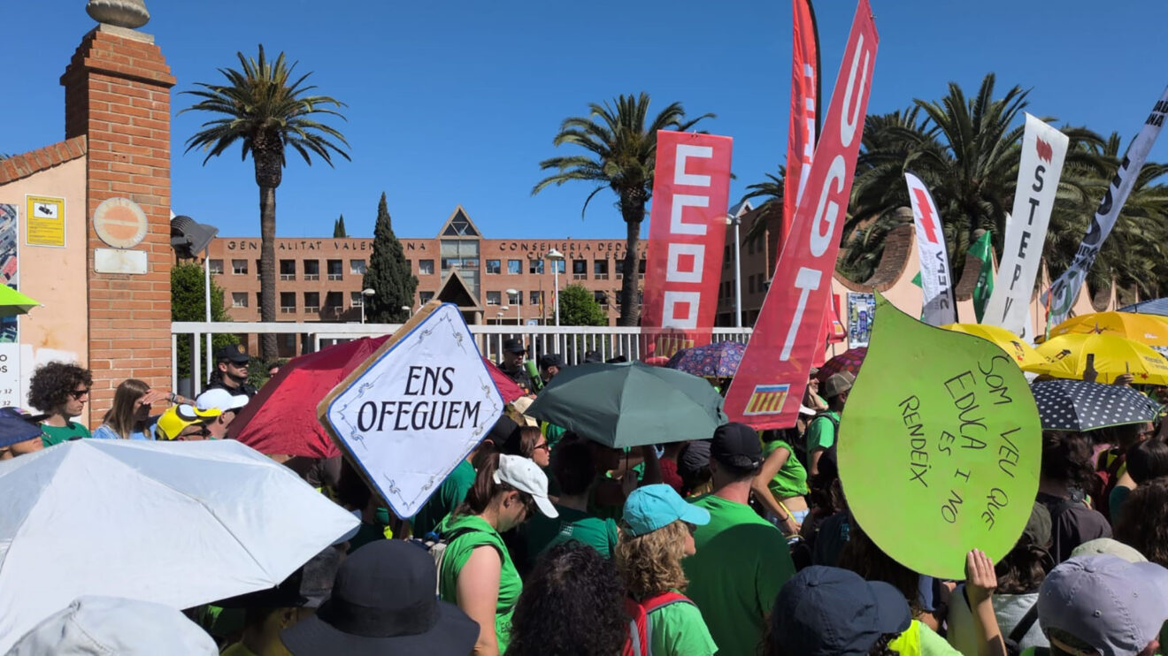 Momento en el que la Conselleria de Educación permanece cerrada para los manifestantes el lunes 25 de mayo 2026
