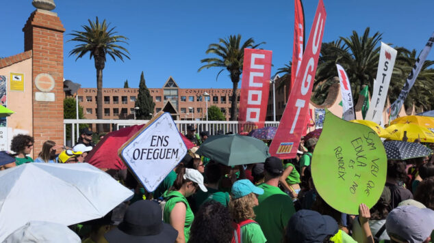 Imagen: Momento en el que la Conselleria de Educación permanece cerrada para los manifestantes el lunes 25 de mayo 2026