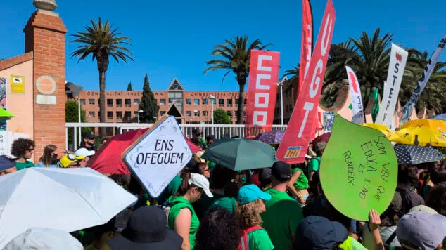 Imagen: Momento en el que la Conselleria de Educación permanece cerrada para los manifestantes el lunes 25 de mayo 2026