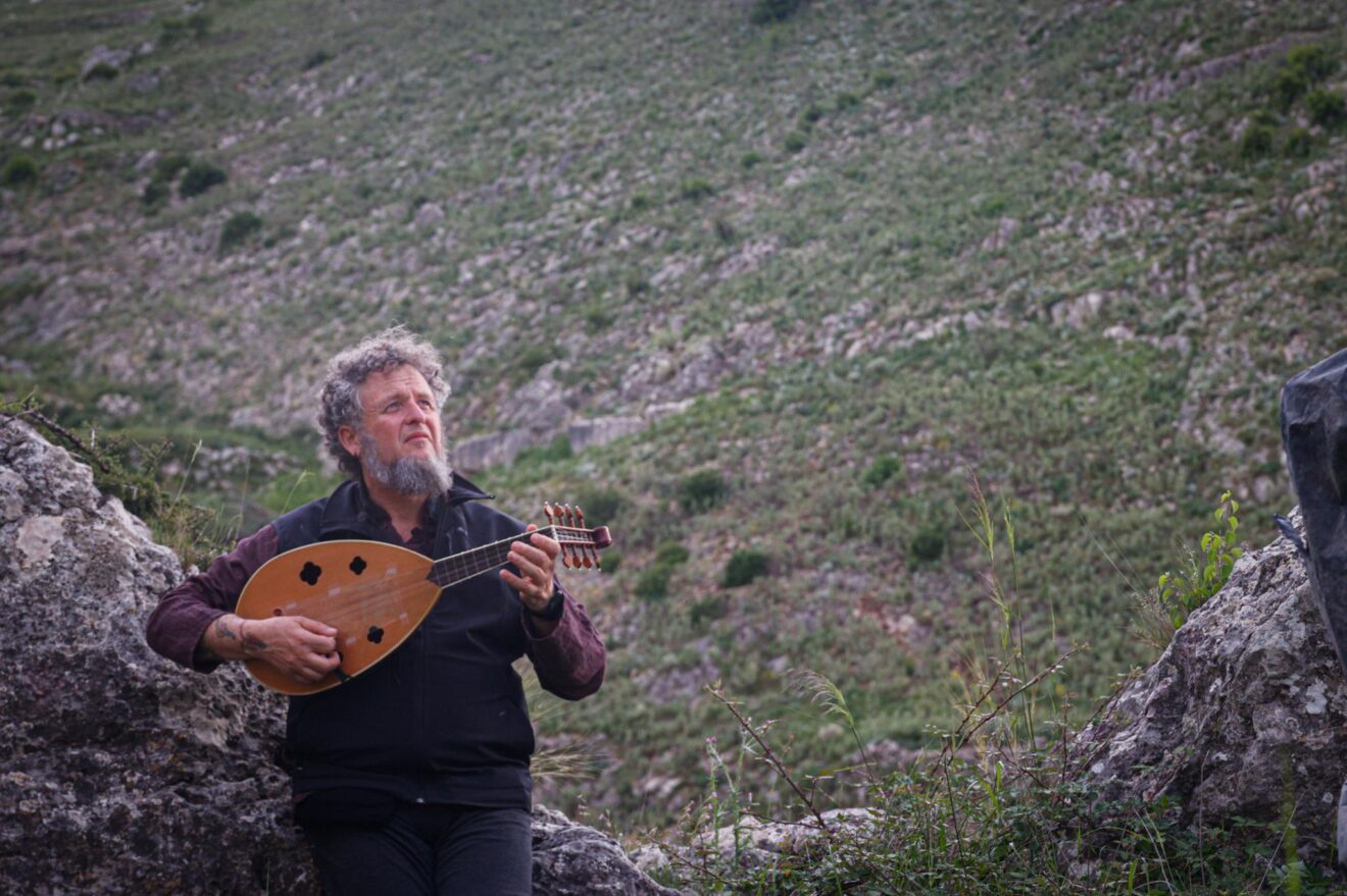 Músico en los actos conmemorativos de Al Azraq en la Vall de Gallinera