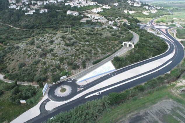 Imagen: Fotografía aérea de la nueva carretera y la gran rotonda de acceso a la urbanización Monte Pego en la CV-700.